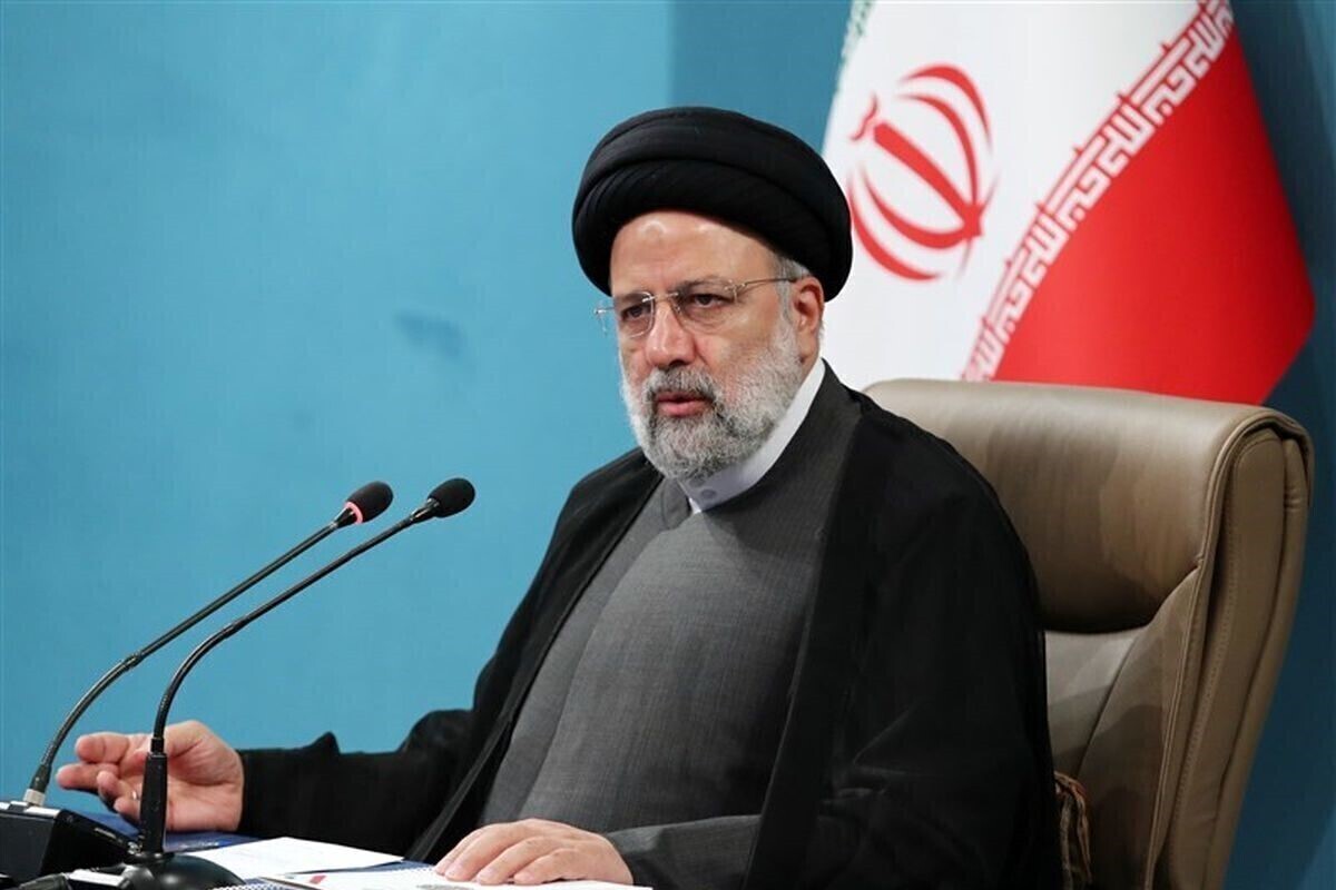رئیس جمهور با اشاره به موضوع تجمیع اعتبارات در نظر گرفته شده برای اعطای تسهیلات مسکن در بانک مسکن، گفت: وزیر راه و شهرسازی این موضوع را در جلسه‌ای با حضور رئیس کل بانک مرکزی و مدیران عامل بانک‌ها بررسی کرده و نظر نهایی و قطعی در این باره را به جلسه آتی شورای‌ عالی مسکن ارائه کند.