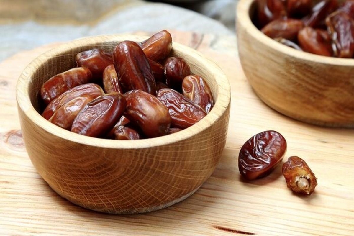 سرپرست سازمان مرکزی تعاون روستایی از ذخیره‌سازی ۹۰۰ تن خرما برای ماه رمضان خبر داد و گفت: عوارض صادرات خرما مضافتی به ۵۰ درصد افزایش می‌یابد.