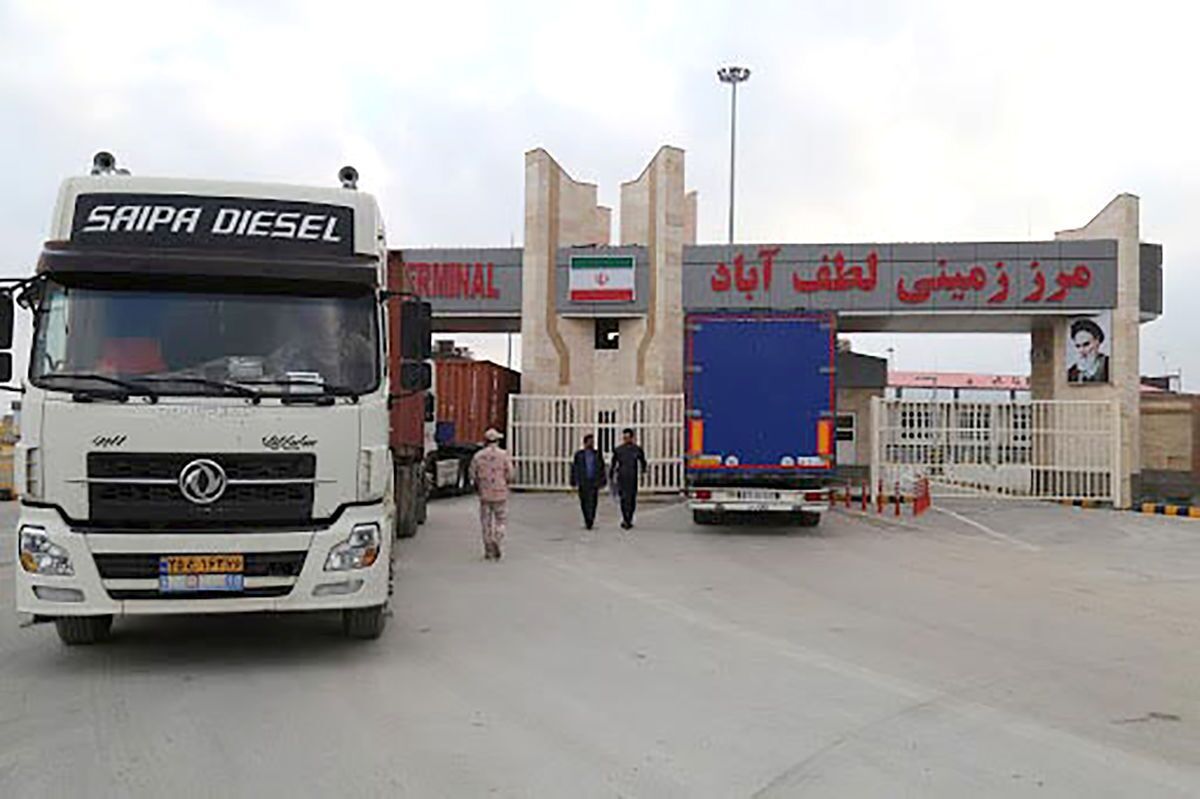 مدیرکل گمرکات خراسان‌رضوی درباره مشکلات گمرک استان گفت: به جرئت می‌توانم بگویم تنها ارگانی که در استان هیچ مشکلی ندارد گمرک است، اما بخشنامه‌ها و دستورالعمل‌های خلق‌الساعه از سوی سایر دستگاه‌ها مشکلات متعددی را برای تجار و بازرگانان به وجود آورده است.