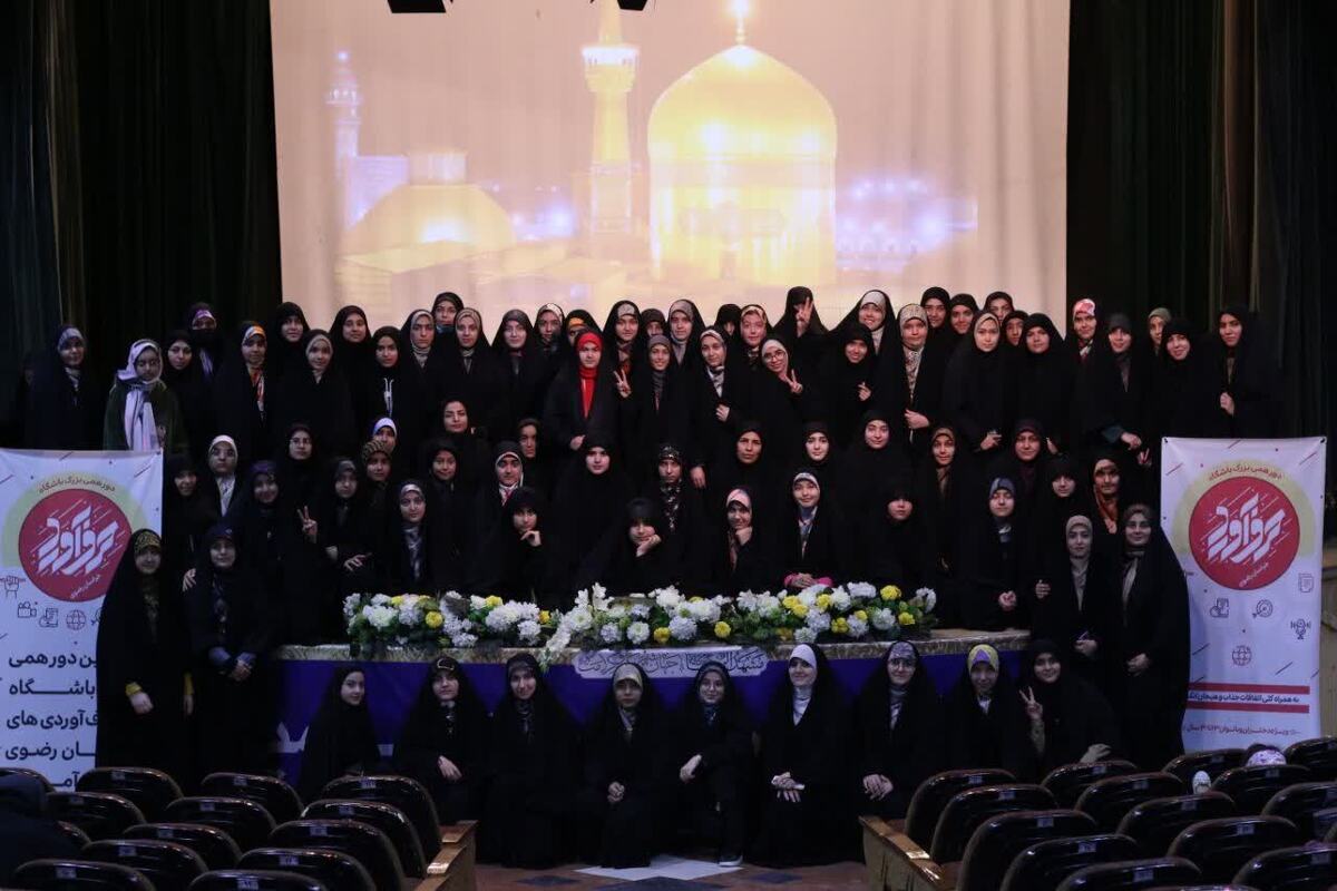 نخستین دورهمی‌بزرگ باشگاه حرف آورد خراسان رضوی با موضوع انتخابات و انقلاب اسلا‌می‌ایران در مشهد برگزار شد.