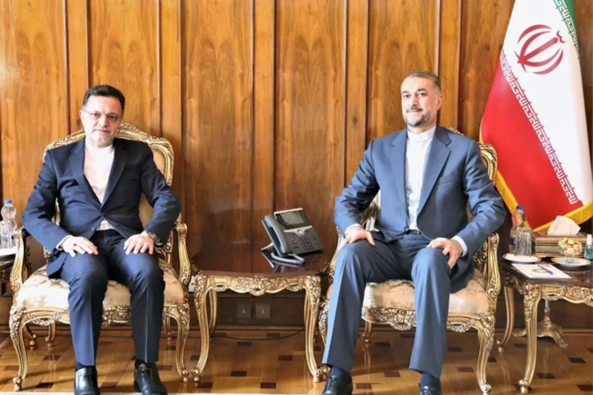 وزیر امور خارجه در دیدار سفیر کشورمان در پکن با وی، بر ضرورت پیشبرد همه جانبه مشارکت جامع راهبردی ایران و چین بر ضرورت ملموس کردن نتایج همکاری ها تاکید کرد.