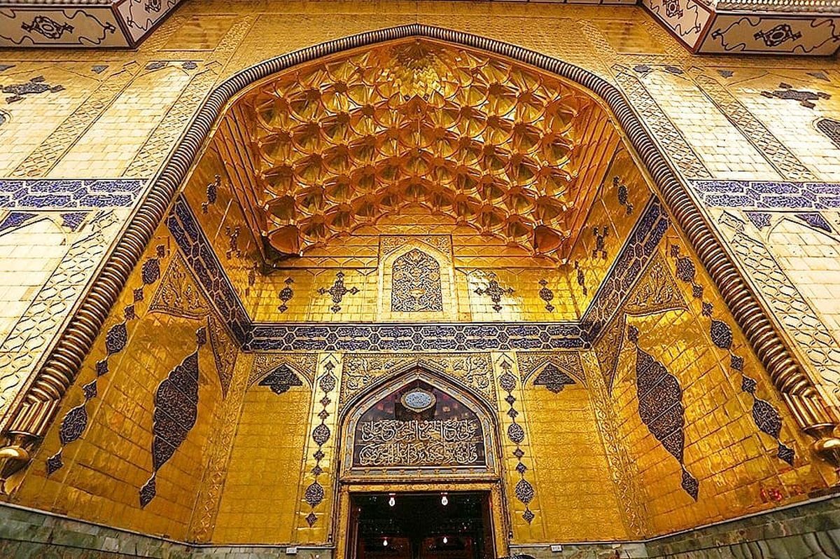 در آستانهٔ ولادت امام‌علی (ع) ضریح امیرالمومنین شست‌وشو و برای گل‌آرایی آماده شد.