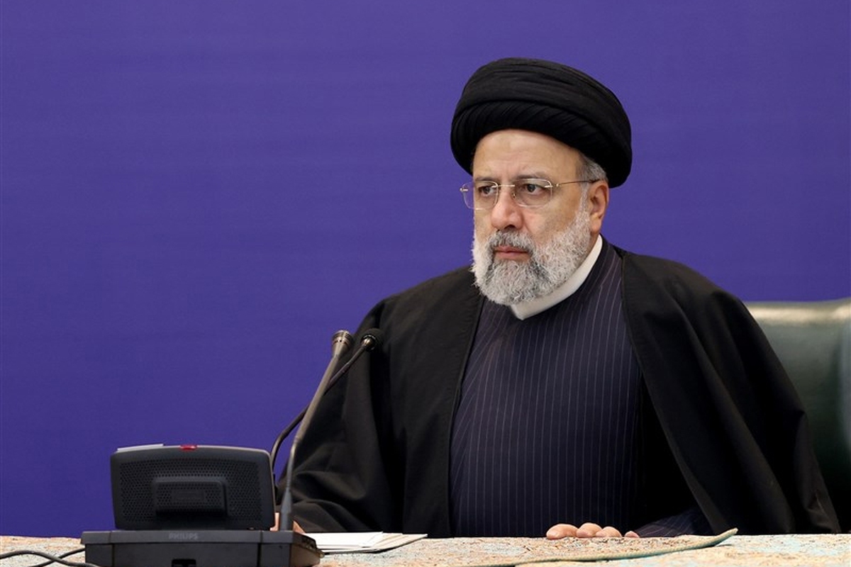 رئیس جمهور گفت: حل مسائل کشور نیاز به آن طرف آبی‌ها ندارد بلکه در دست جوانان مجاهد و فرهیخته و اساتید دانشگاه‌هاست.