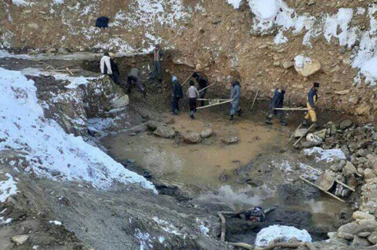 منابع محلی در بدخشان می‌گویند که در پی ریزش یک معدن طلا در مرکز این ولایت، یک کارگر جان باخته است و دو نفر دیگر زخمی شده‌اند.