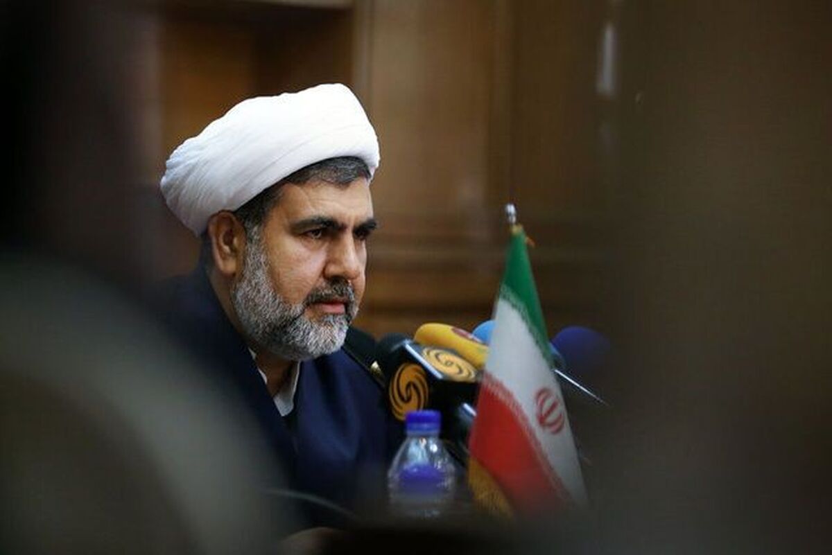 رئیس کمیسیون حقوقی مجلس گفت: هر کسی به عنوان ایرانی می‌تواند وارد ایران شود ولو اینکه مجرم باشد. اگر هم مجرم باشد می‌تواند وارد شود و نهایتا محاکمه اش انجام می‌شود. هیچ منع قانونی برای ورود ایرانیان خارج از کشور حتی هنرمندان وجود ندارد.