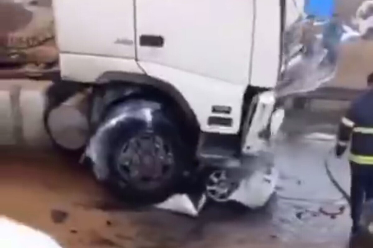 تصاویری دلخراش از خورده شدن یک دستگاه خودروی پراید پس از برخورد با کامیون در جاده سلفچگان اراک را اینجا ببینید.