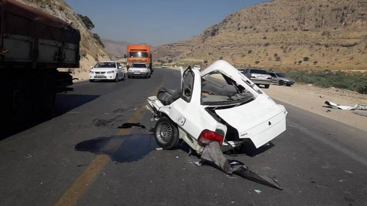 مسئولان وزارت صمت و خودروسازان، مدعیِ فروش خودرو‌های داخلی طبق فرمولِ حاشیه بازار هستند. طبق این فرمول خودروسازان مجازند قیمت محصولات را تا ۵درصد زیر نرخ بازار تعیین کنند.