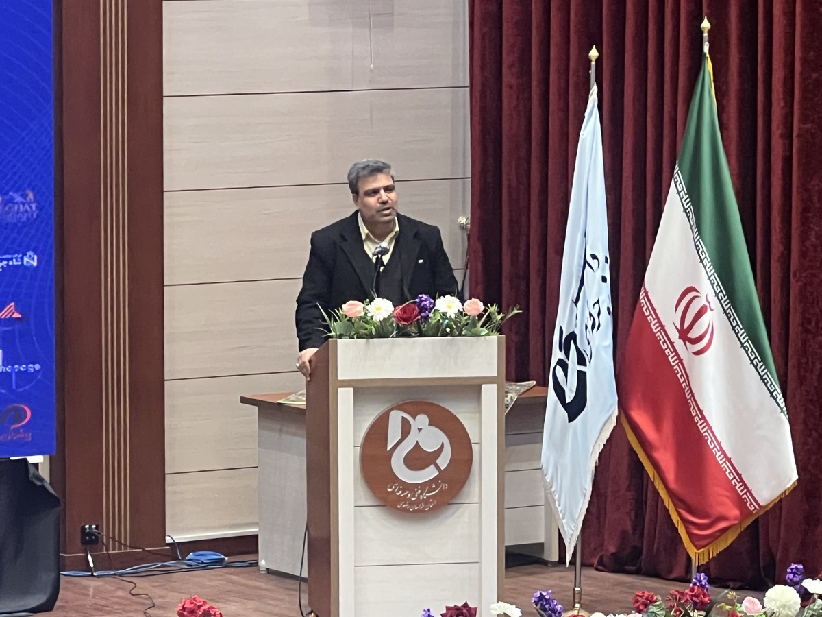 رییس دانشگاه فنی و حرفه ای کشور گفت: اگر دانشگاه و صنعت به کنار هم نیایند، ما در کمتر پنج ساله با مشکل تامین نیروی کار ماهر مواجه می شویم.