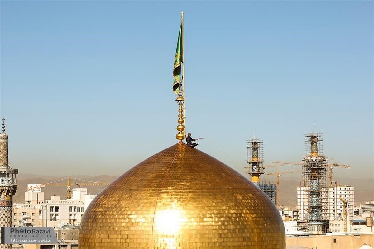 ویدئویی از  شستشوی گنبد منور امام رضا علیه‌السلام در آستانه ولادت امام علی علیه السلام را مشاهده می‌کنید.