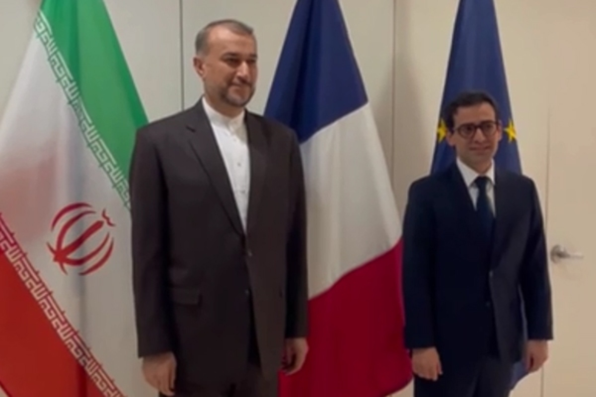 وزیر امور خارجه ایران که برای شرکت در نشست شورای امنیت درباره اوضاع خاورمیانه به نیویورک سفر کرده است، امروز سه‌شنبه در دومین روز سفر خود و در ادامه دیدارهای دو جانبه با «استفان سژورنه» وزیر جدید امور خارجه فرانسه دیدار و گفت‌وگو کرد.