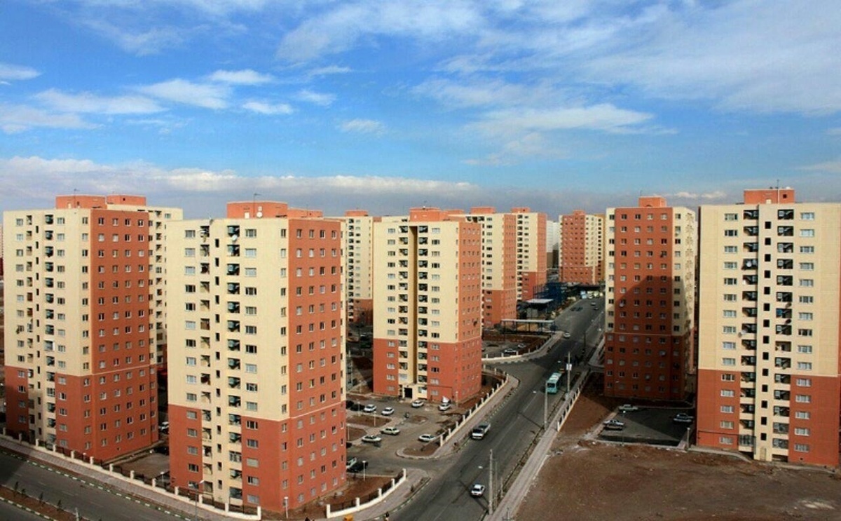 وزارت راه وشهرسازی در راستای بهبود وضعیت بازار اجاره مسکن و کنترل قیمت‌ها، سامانه املاک و مستغلات را راه اندازی کرد که از طریق آن مستاجران و مالکان با بارگذاری اطلاعات خود اقدام به ثبت معامله به صورت رایگان کنند.
