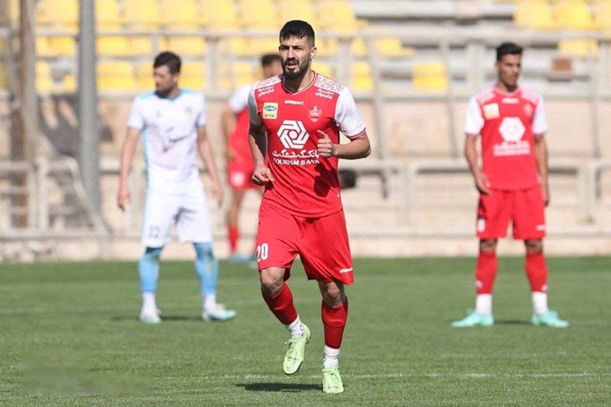 هافبک سابق پرسپولیس شاگرد محرم نویدکیا شد.