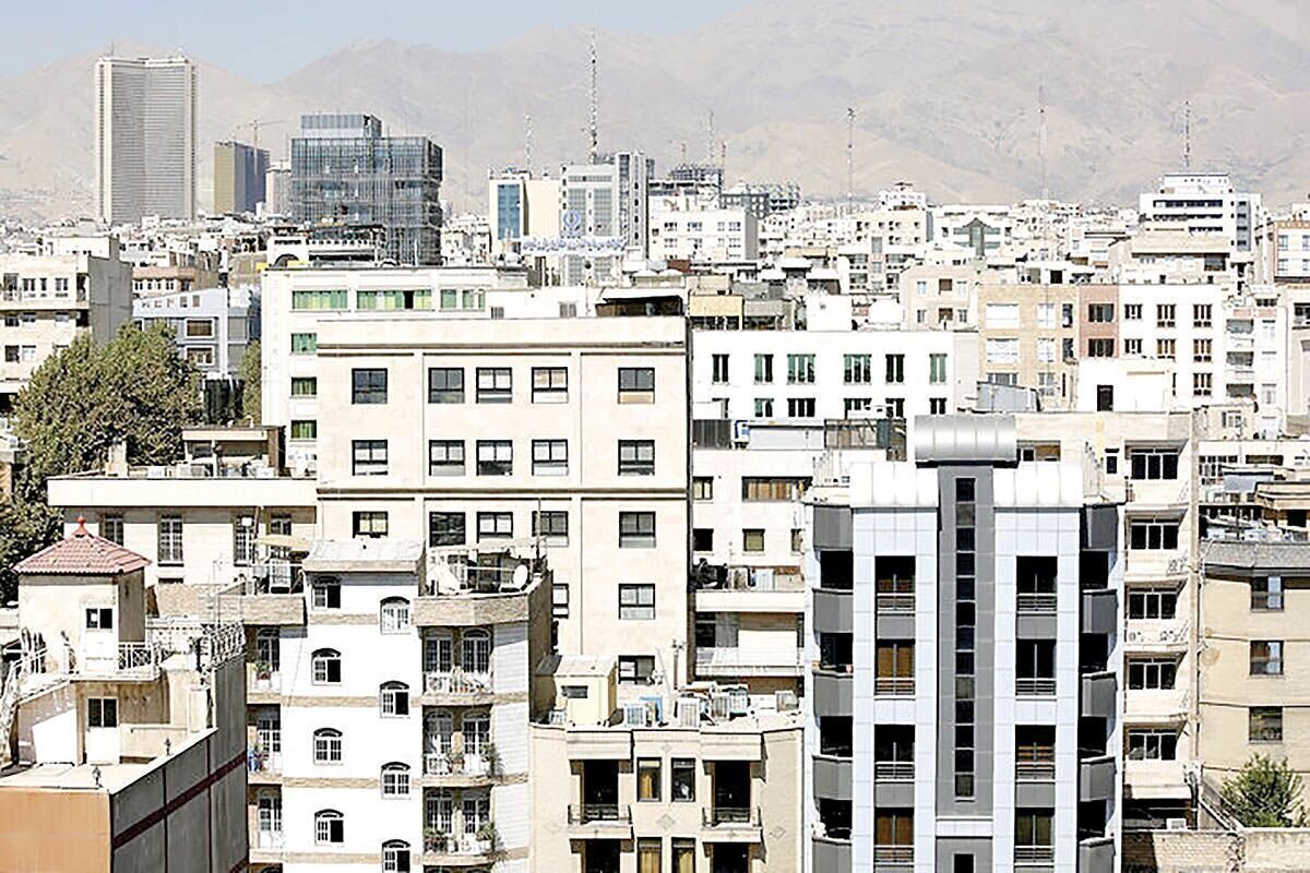 مدیر بازاریابی و فروش اموال غیرمنقول تملیکی گفت: در این مزایده ۲۵ ملک شاخص در خیابان‌های ولیعصر، میرداماد، فرشته و سعادت‌آباد تهران و دو قطعه زمین به مساحت ۸/۵ هکتار با کاربری صنعتی در مازندران و ۱۹ هکتار در حریمِ شهر تهران عرضه شده است.