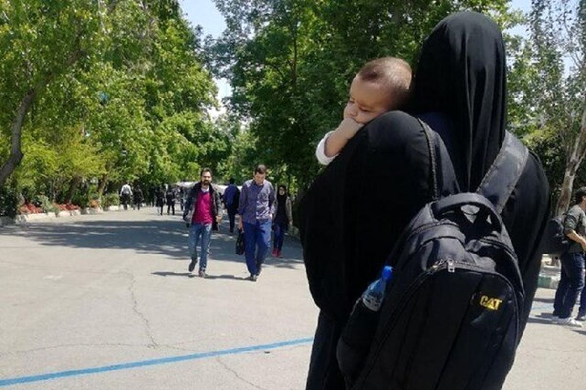 معاونت آموزشی دانشگاه فردوسی مشهد نظر به اجرای قانون حمایت از خانواده و جوانی جمعیت و پیرو تاکید سرپرست دانشگاه، موافقت و دستور لازم جهت ارائه دروس نظری به صورت الکترونیکی/مجازی به دانشجویان مادر دارای فرزند کمتر از ۳ سال را صادر کرد.