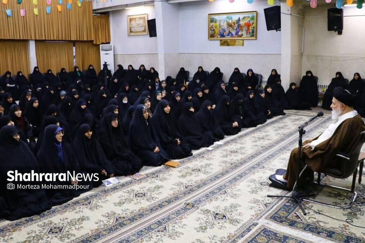 نماینده ولی‌فقیه در استان خراسان‌رضوی گفت: تکالیف اجتماعی زن به گونه‌‎ای است که اگر انجام نشود و بانوان در صحنه نباشند، عرصه اجتماعی دین سقوط می‌کند. این مقام زن در اسلام است که همچون موقعیت کاخ یزید، امام زمان(عج) نشسته باشد و یک بانو خطبه ایراد کند.