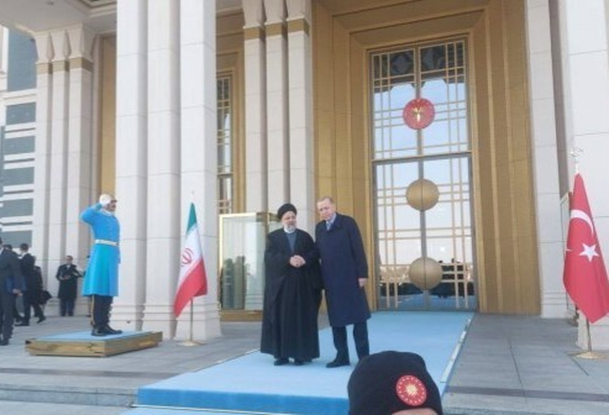 رئیس جمهور در محل کاخ ریاست جمهوری ترکیه «آق‌سرای» به شکل رسمی از سوی همتای ترکیه‌ای خود مورد استقبال قرار گرفت.