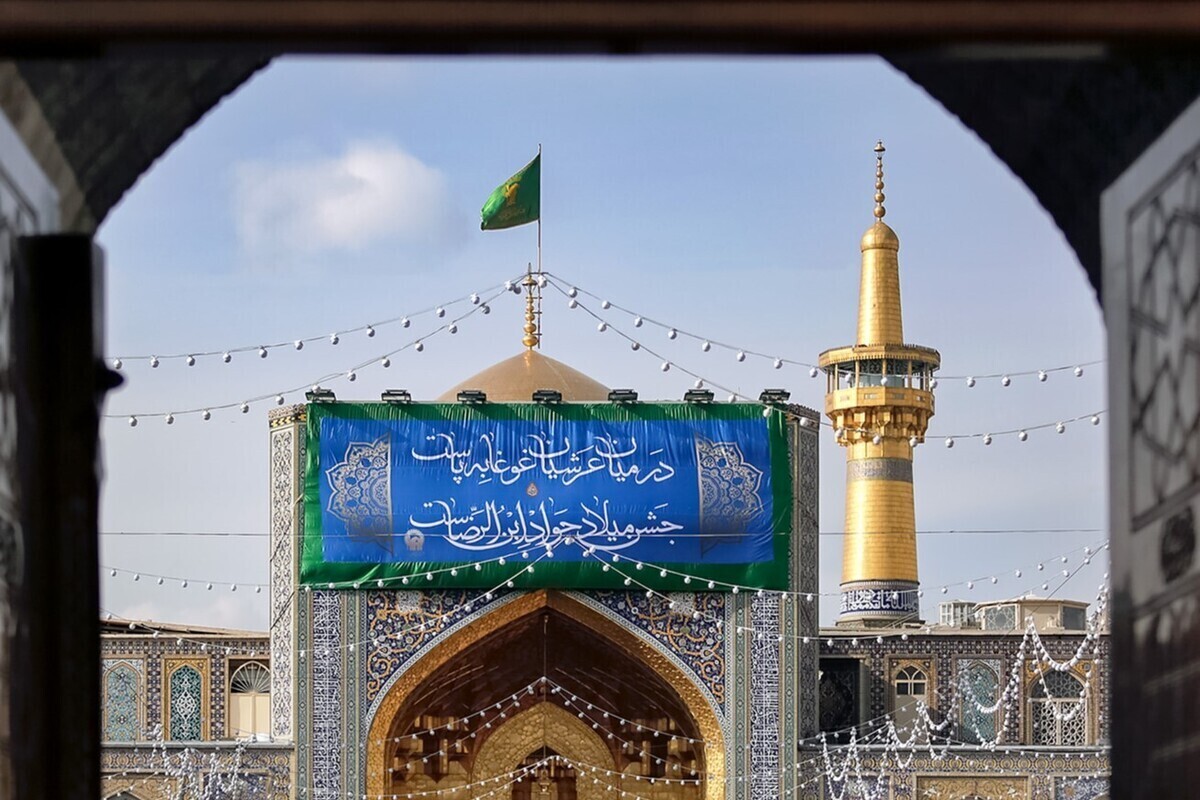 در روز میلاد امام علی (ع) حرم مطهر رضوی غرق در جشن و سرور است.