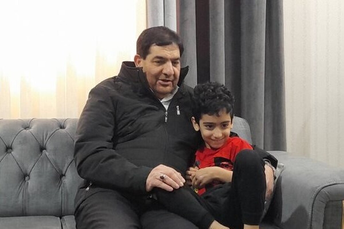 معاون اول رئیس جمهور ظهر پنج‌شنبه ۵ بهمن ۱۴۰۲ به مناسبت میلاد حضرت علی (ع) در بازدیدی سرزده جویای احوال آرتین سرایداران و خانواده وی شد.