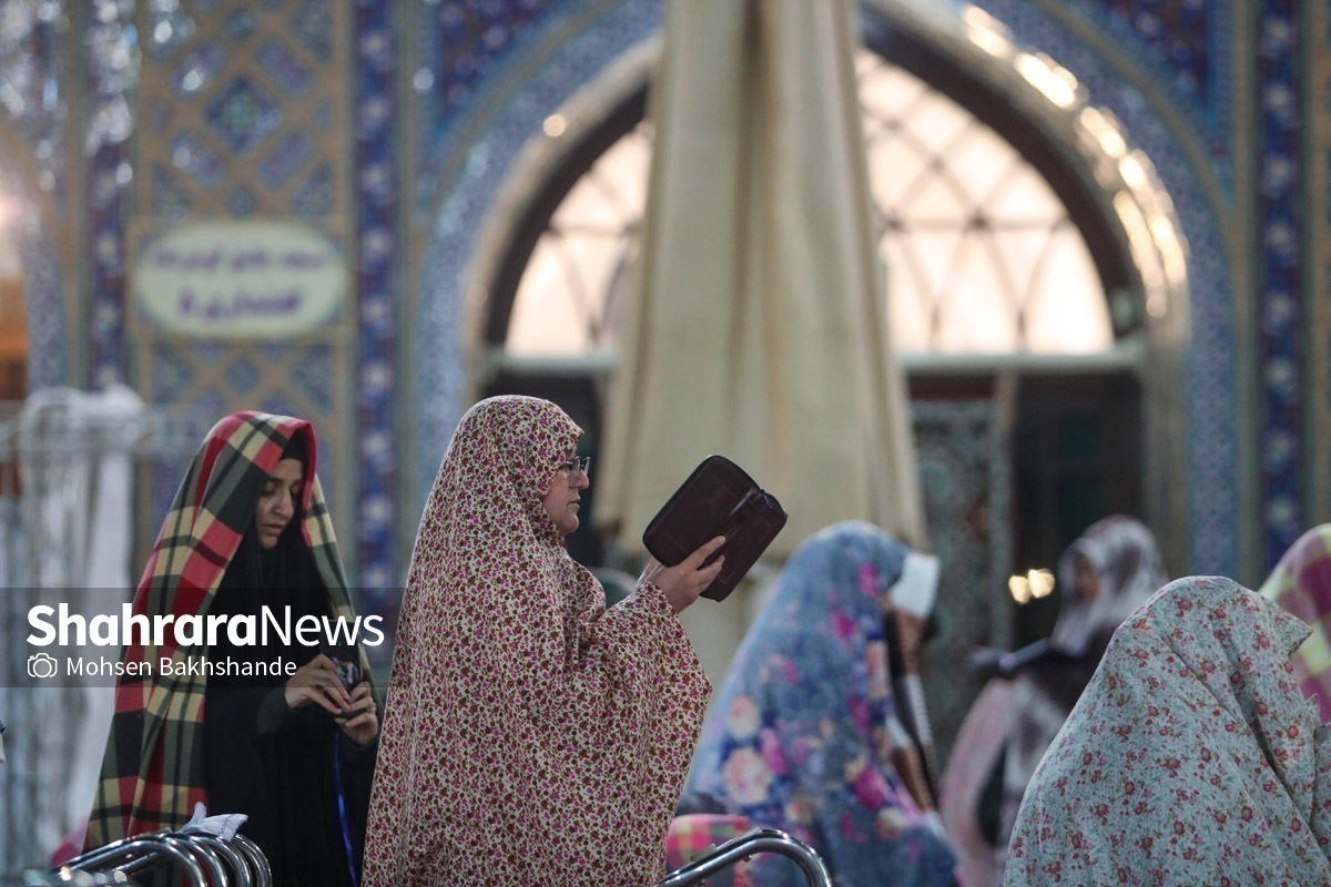 در شب سیزدهم ماه رجب، همزمان با شب میلاد امیرالمومنین علی (ع)، آیین اعتکاف رجبیه حرم مطهر رضوی با حضور بیش از ۱۵۰۰ معتکف از سراسر کشور و همینطور ۱۸ کشور آغاز شد. بیش از ۷۰ هزار نفر از سراسر کشور برای حضور در این مراسم ثبت نام کرده بودند. افراد منتخب با ساز و کار قرعه کشی به این مراسم معنوی دعوت شدند.
