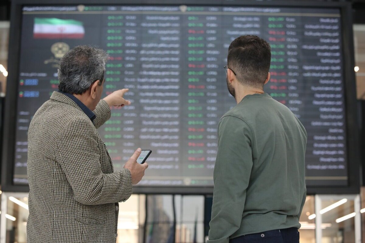 بازار سهام اولین روز کاری خود در دومین هفته بهمن ماه را سبزپوش، اما کم رونق به پایان رساند.