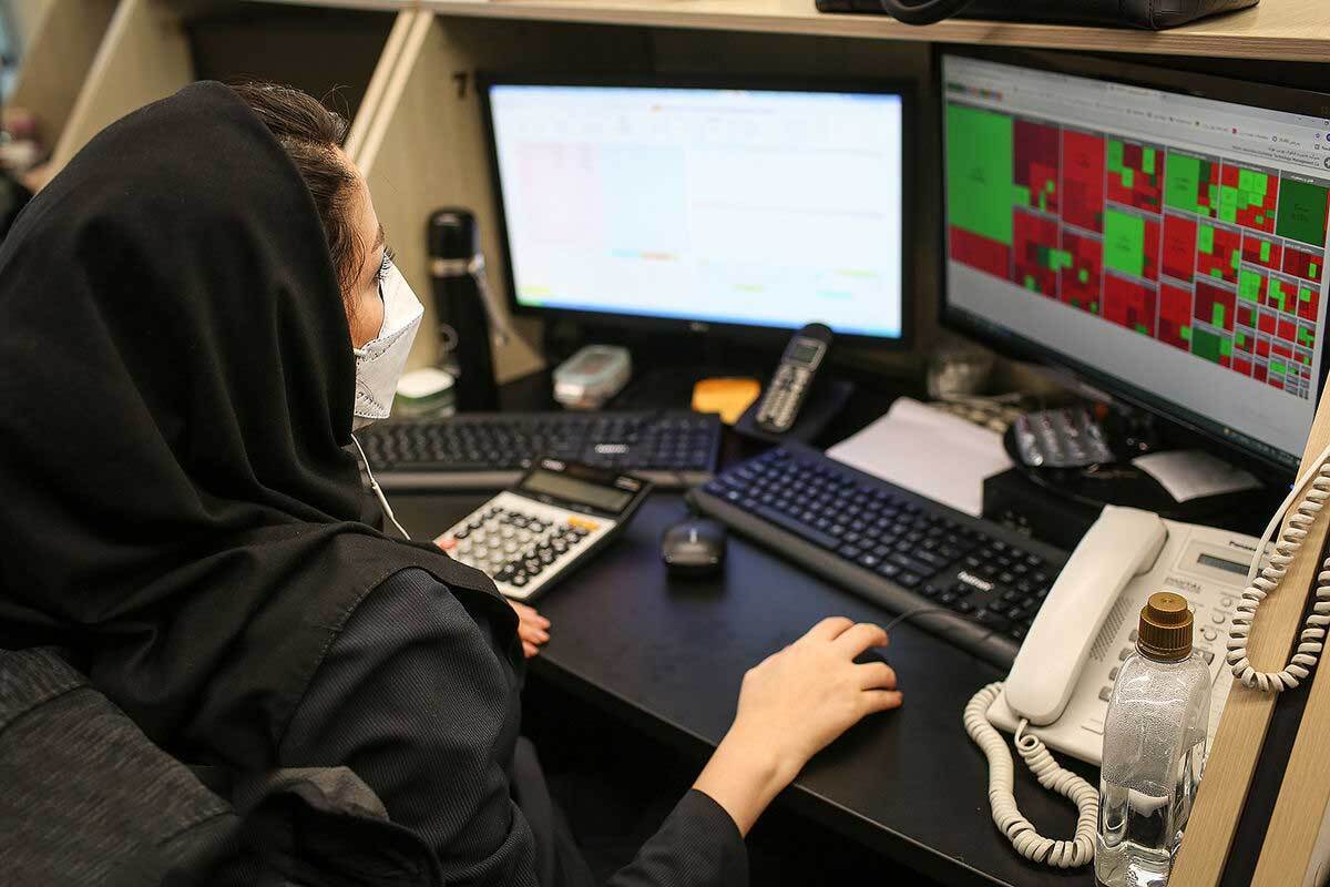 بازار سرمایه در سومین روز هفته با افت قیمت بیشتر سهم‌ها مواجه شد و کلیت بازار را منفی کرد.