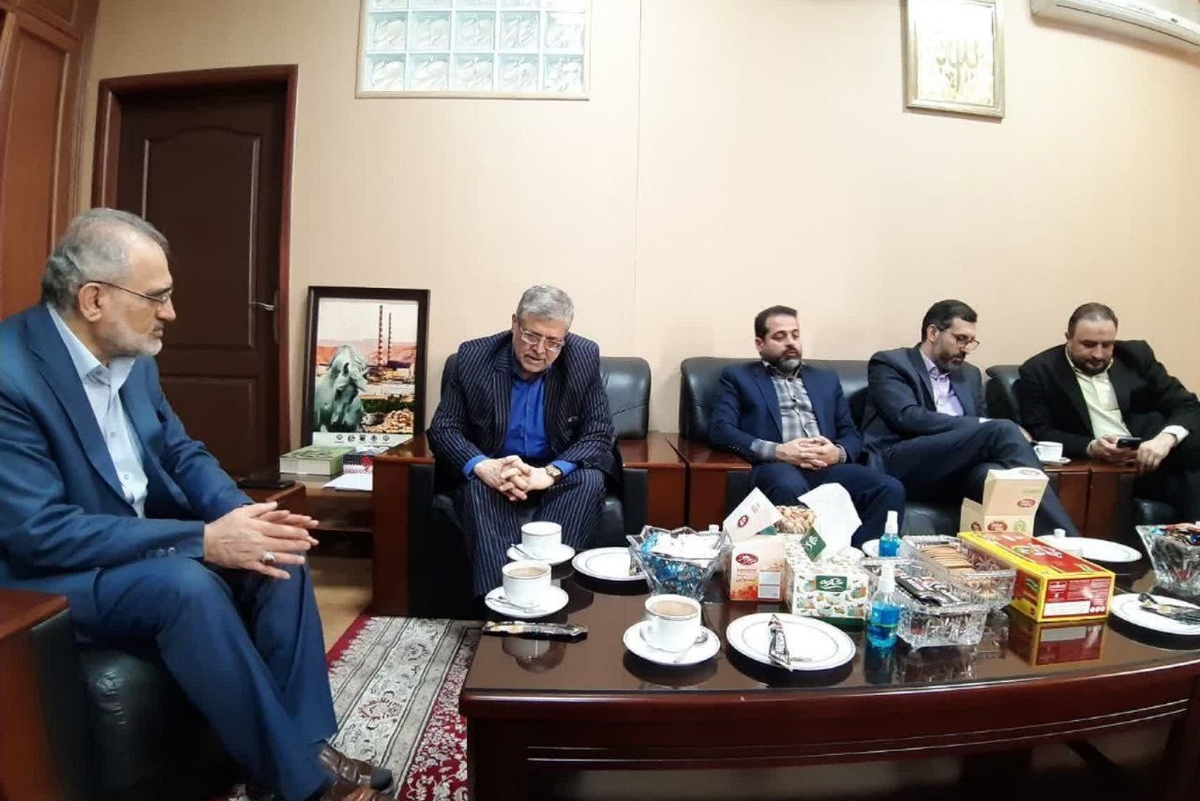شهردار مشهد به همراه جمعی از اعضای شورا و معاون شهردار و رئیس سازمان سرمایه‌گذاری و مشارکت‌های مردمی با سیدمحمد حسینی، معاون پارلمانی رئیس جمهور دیدار کردند.