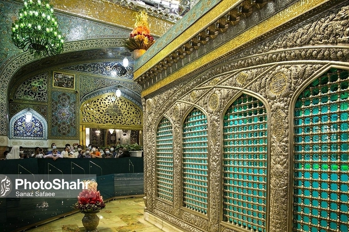 تصاویری از عطرافشانی بارگاه منور رضوی را تماشا کنید.