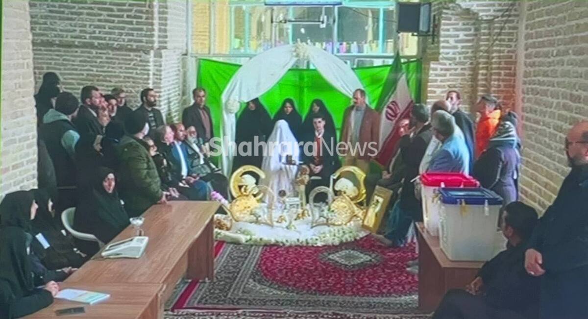 زوج جوان نیشابوری مراسم عقد خود را در شعبه اخذ رای برگزار کردند.
