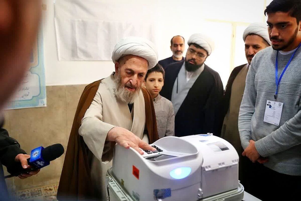 آیت‌الله جعفر سبحانی از مراجع تقلید با بیان اینکه حفظ نظام اسلامی از واجبات است، گفت: یکی از راه‌های تثبیت نظام ،انتخاب وکلا در مجلس شورای اسلامی است.