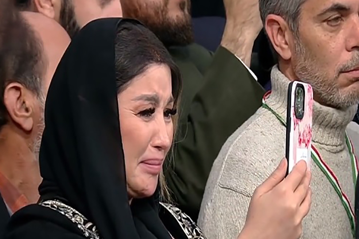 خبرنگار لبنانی که برای پوشش انتخابات مجلس دوازدهم و خبرگان رهبری به ایران آمده خوشحالی خود را پس از دریافت چفیه رهبر انقلاب این‌گونه ابراز کرد.