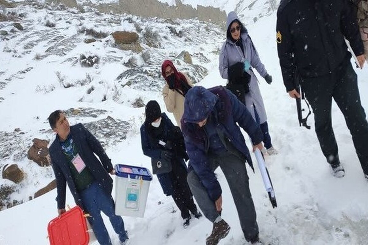 فرماندار کلات گفت: با توجه به بارش برف سنگین که در برخی مناطق به یک متر می‌رسد برای اینکه صندوق‌های اخذ رأی به موقع در مناطق تعیین شده استقرار یابند مسئولان امر از ساعت اولیه صبح امروز به سمت این مناطق حرکت کردند.