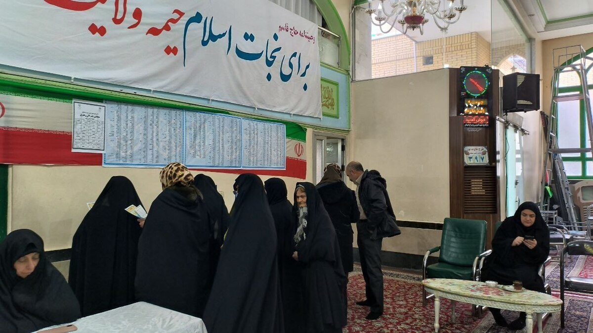 بانوی۱۰۲ ساله با حضور در شعبه اخذ رای در راستای از میغان شهرستان طبس در انتخابات شرکت کرد.
