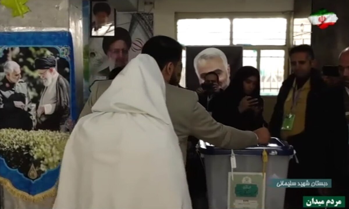 عروس و داماد مشهدی با حضور در دبستان شهید سلیمانی، یکی از شعب اخذ رای مشهد حضور یافتند و در انتخابات امروز ۱۱ اسفندماه شرکت کردند.