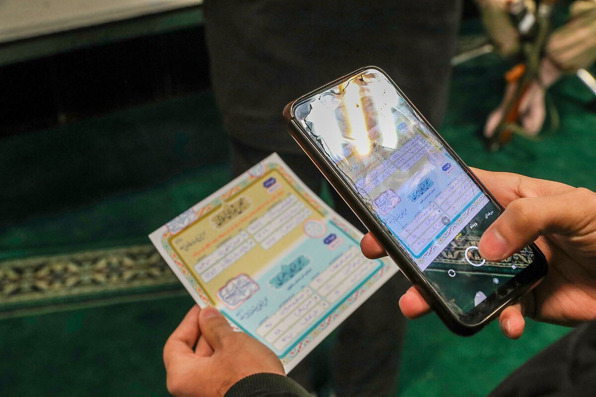 اعضای شورای اسلامی مشهدمقدس برای رای دادن در انتخابات مجلس شورای اسلامی و مجلس خبرگان رهبری پای صندوق‌های اخذ رای حضور یافتند.
