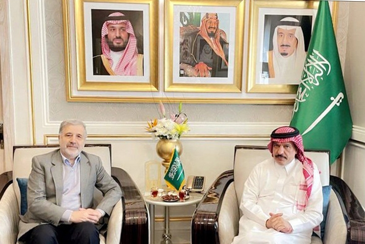 علیرضا عنایتی، سفیر جمهوری اسلامی ایران در عربستان و عبدالله بن سعود العنزی، سفیر عربستان در ایران با یکدیگر دیدار و رایزنی کردند.