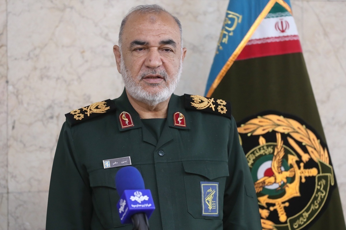 فرمانده کل سپاه تأکید کرد: سیاست تحریم یک سیاست ذهنی و غیرواقعی نبود، بلکه یک سیاست عملیاتی، کاملاً عینی، واقعی و ملموس بوده است، ولی از آن عبور کردیم و آن را شکست دادیم، استقلال سیاسی کشور، بازگرداندن اعتماد به نفس ملی و بی نیاز کردن کشور از حضور بیگانگان است.