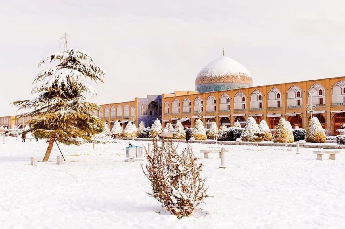 ویدئویی از استقبال زمستان از بهار در نقش جهان اصفهان را مشاهده می‌کنید.