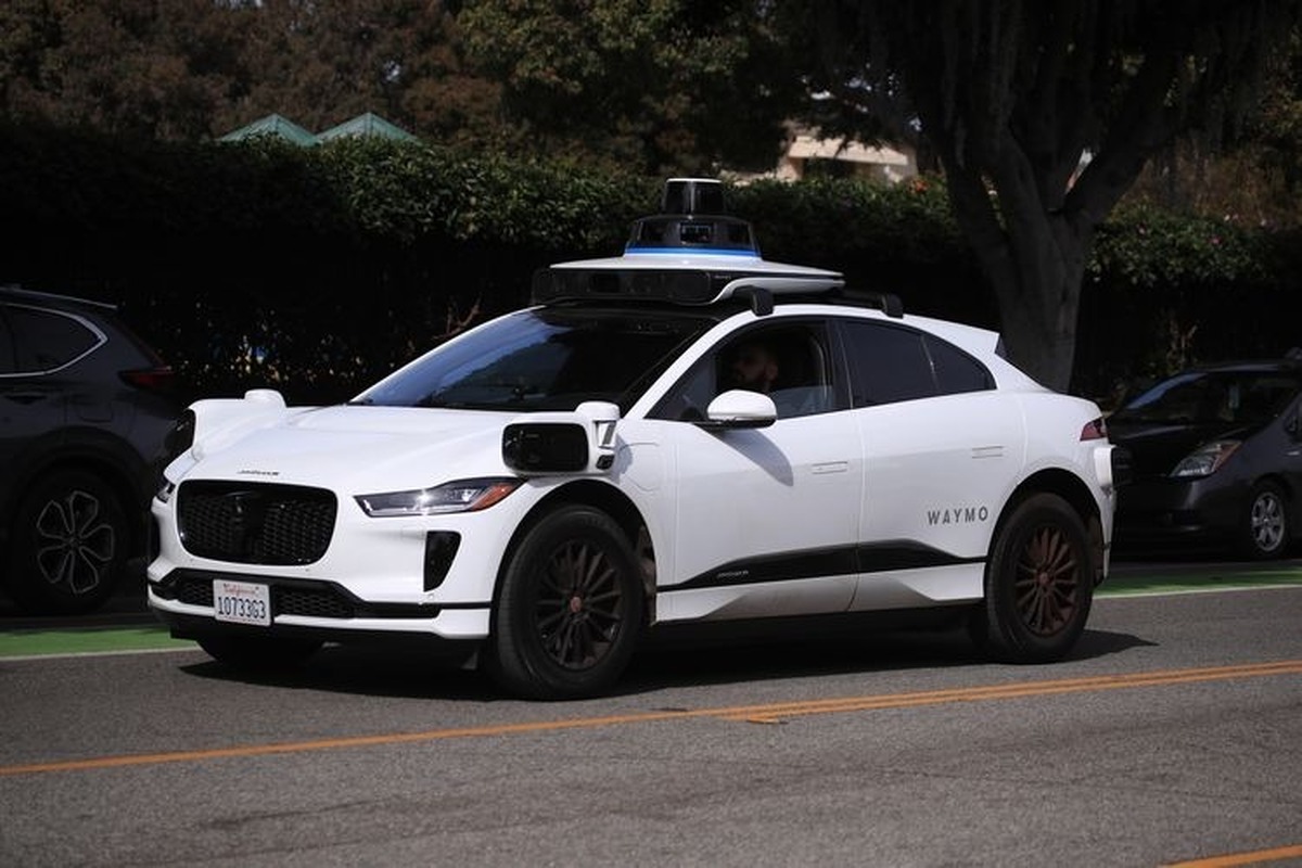 «وایمو» (Waymo) پس از تأیید برنامه‌های توسعه (PDF) خود در کالیفرنیا حالا می‌تواند رباتاکسی خودران خود را در بزرگراه‌های بخش‌هایی از لس‌آنجلس و منطقه خلیج سان فرانسیسکو، امتحان کند.