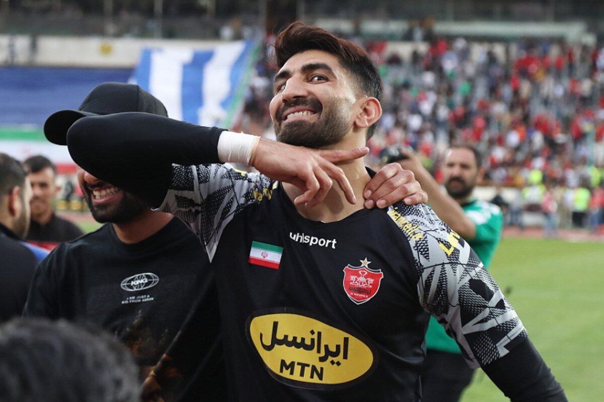 دروازه بان پرسپولیس همچنان حامی رقیب جوانش است.