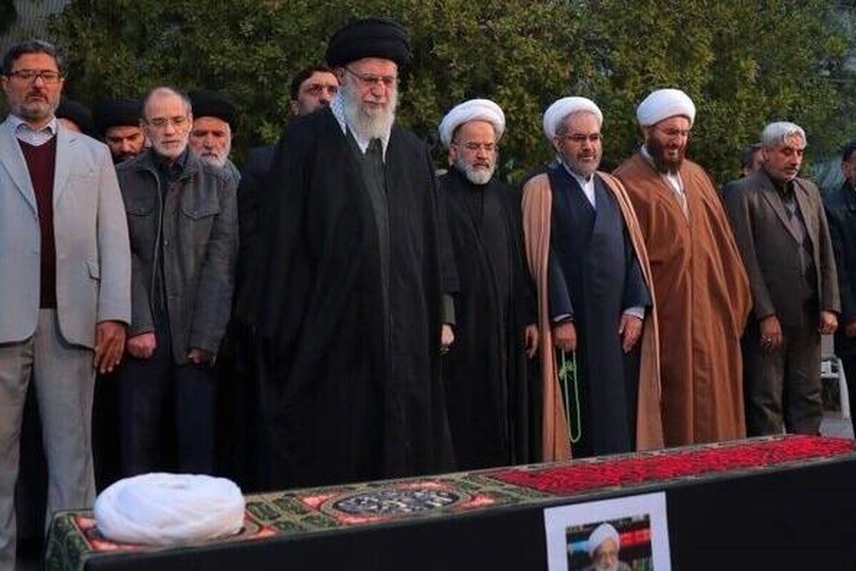 رهبر انقلاب اسلامی صبح امروز (دوشنبه) بر پیکر آیت‌الله امامی کاشانی نماز اقامه کردند.