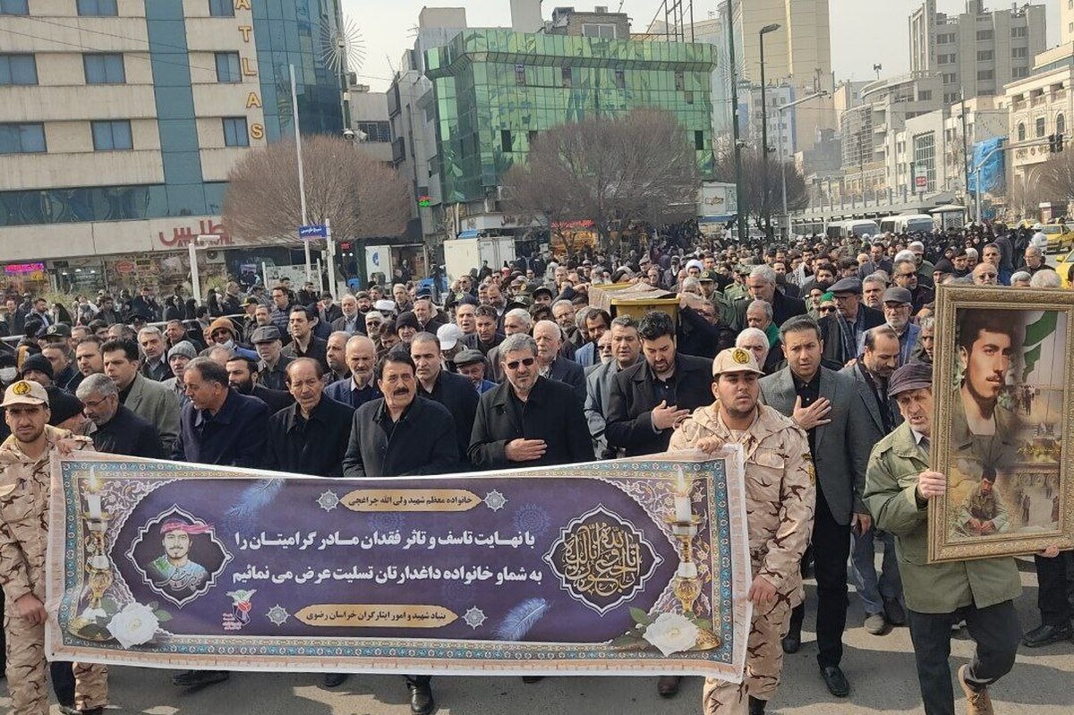 مراسم تشییع پیکر مرحومه «فخری معین درباری» مادر شهید ولی الله چراغچی صبح امروز در مشهد برگزار شد.
