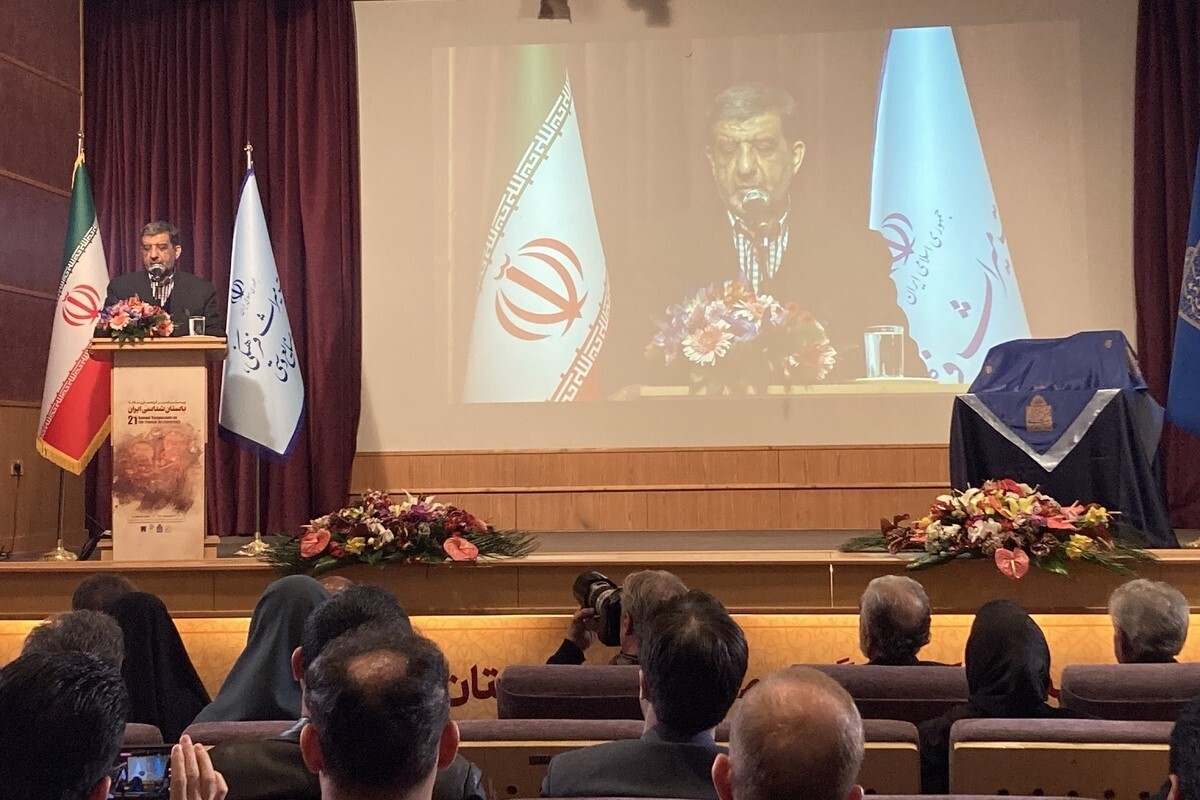 وزیر میراث فرهنگی، گردشگری و صنایع دستی با بیان اینکه الان تمام مشکلات ما فرهنگی است، افزود: با یک نگاه نادرست مجازات یک خواننده را خلاصه کردن کتاب حقوق زن شهید مطهری تعیین می‌کنند، چه خوب که شهید مطهری بین ما نیست!