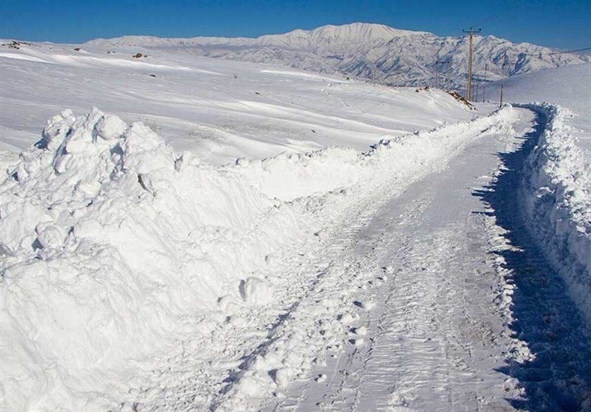بارش برف و باران از دوشنبه تمامی مناطق لرستان را در بر گرفته و تردد در گردنه‌های کوهستانی شهر‌های بروجرد، الیگودرز و دلفان به دلیل ریزش سنگین برف با زنجیر چرخ امکانپذیر است.