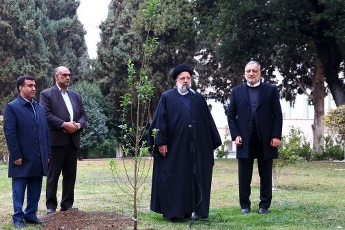 رئیس جمهور گفت: روز درختکاری بهانه‌ای است تا ضرورت توجه به درختکاری و حفاظت از درختان و فضای سبز در راستای ایجاد فضا، هوا و محیط زیست سالم و در نتیجه فضای پرنشاط و مفرح زندگی برای مردم یادآوری شود.