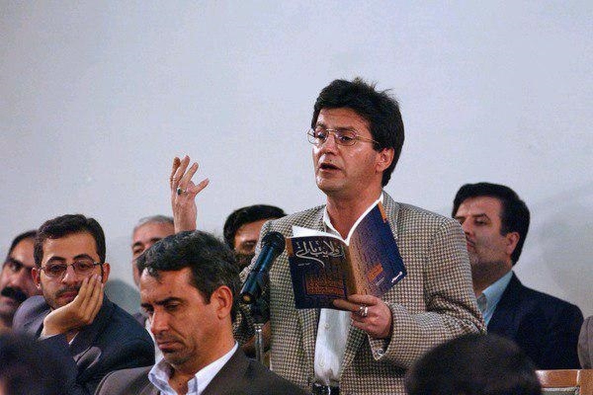 احمد عزیزی در شعر انقلاب و در عرصه شعر دینی یک چهره تنها و منحصر به فرد باقی ماند. زبان و بیان خاص او در شعرهایش، ویژه خود او ماند. زبان و بیان عزیزی با تخیل عجیب و غریب گسترده او هم خوانی داشت و به همین خاطر تأثیرات او در شعر دیگر شاعران انقلاب ردیابی می‌شود.