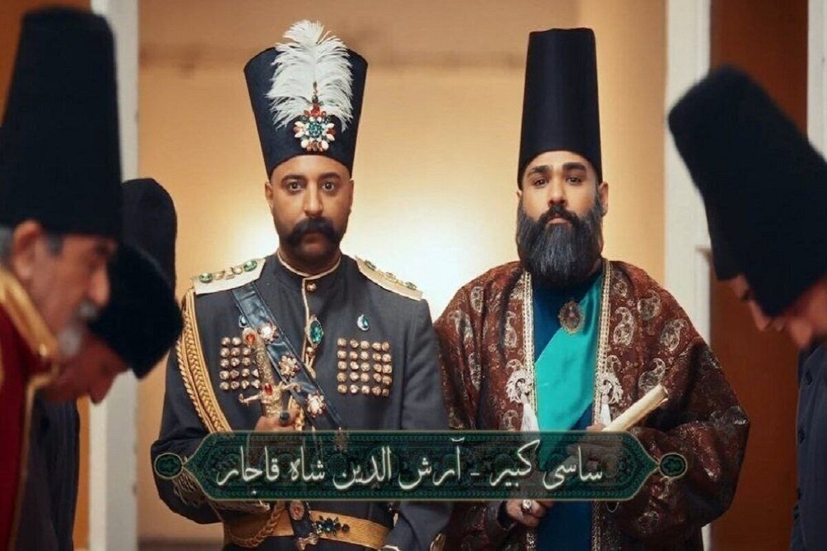 تصویری از موزیک ویدئو جدید ساسی مانکن و آرش خواننده منتشر شده است که آن‌ها را در نقش امیر کبیر و ناصرالدین شاه قاجار نشان می‌دهد.