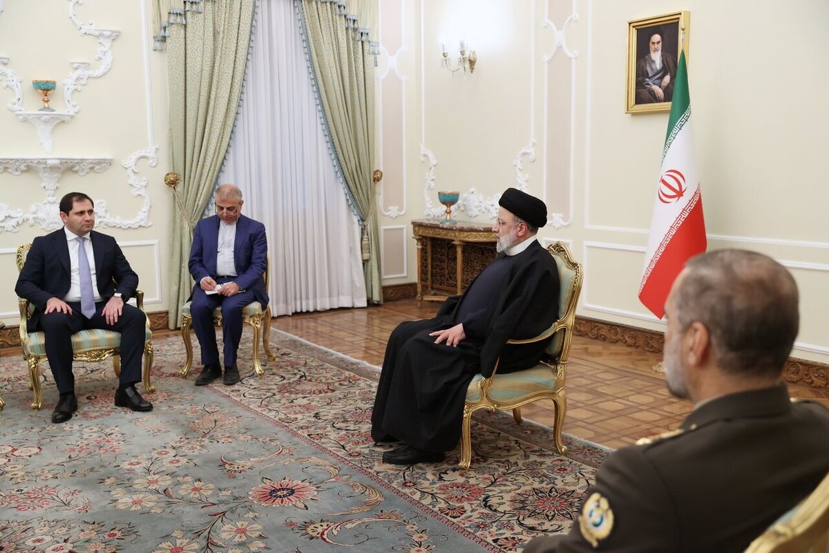 رئیس جمهور در دیدار با وزیر دفاع ارمنستان بر اهتمام جمهوری اسلامی ایران نسبت به استقرار صلح، ثبات و امنیت در منطقه قفقاز تاکید کرد.