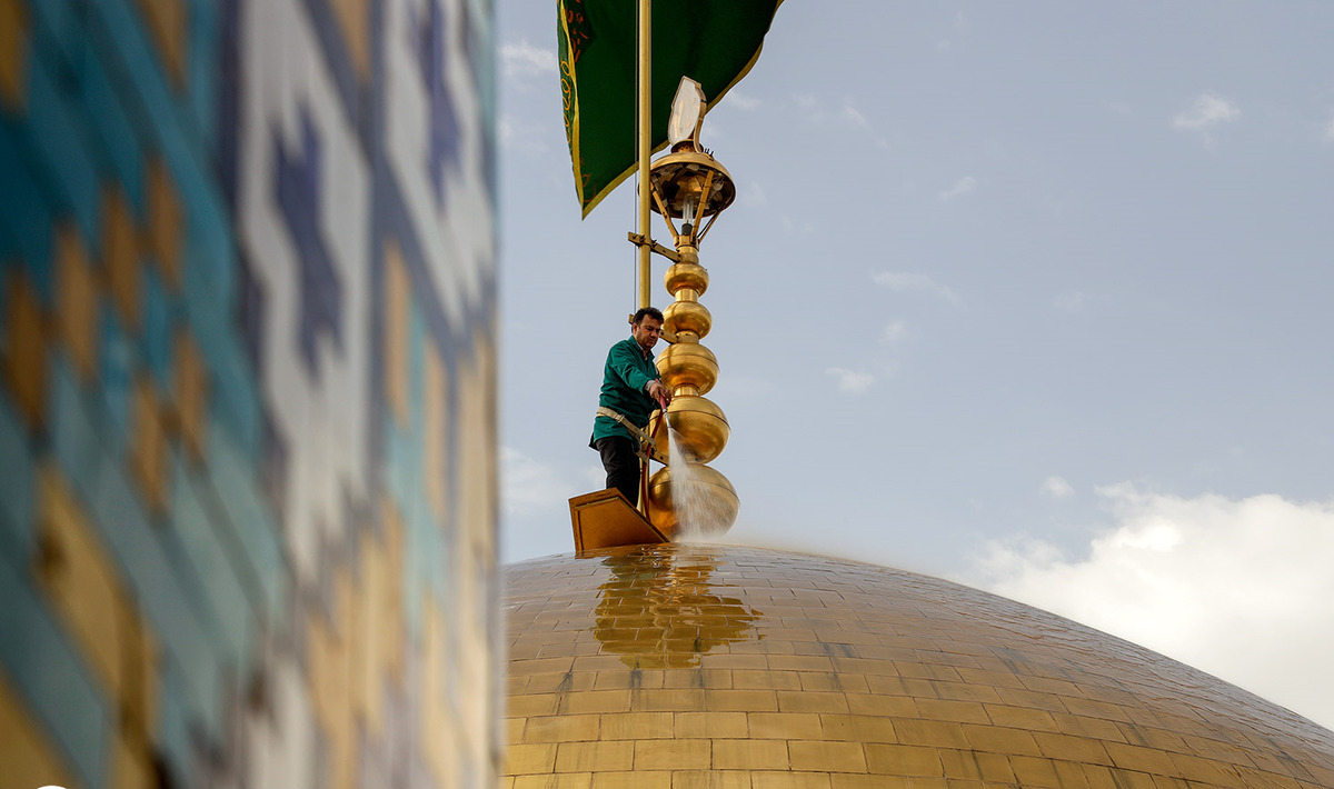 در آستانه آغاز سال نو و تشرف زائران نوروزی به حرم مطهر امام رضا(ع)، گنبد منور رضوی پرداخت و شست‌وشو می‌شود.