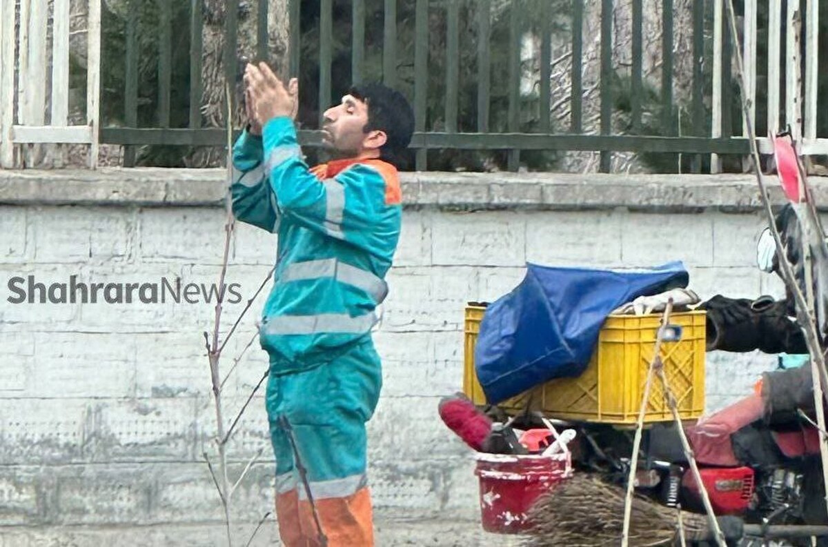 انتشار عکس پاکبان مشهدی در فضای مجازی که مشغول اقامه نماز است توجه شهروندان را به خود جلب کرد.