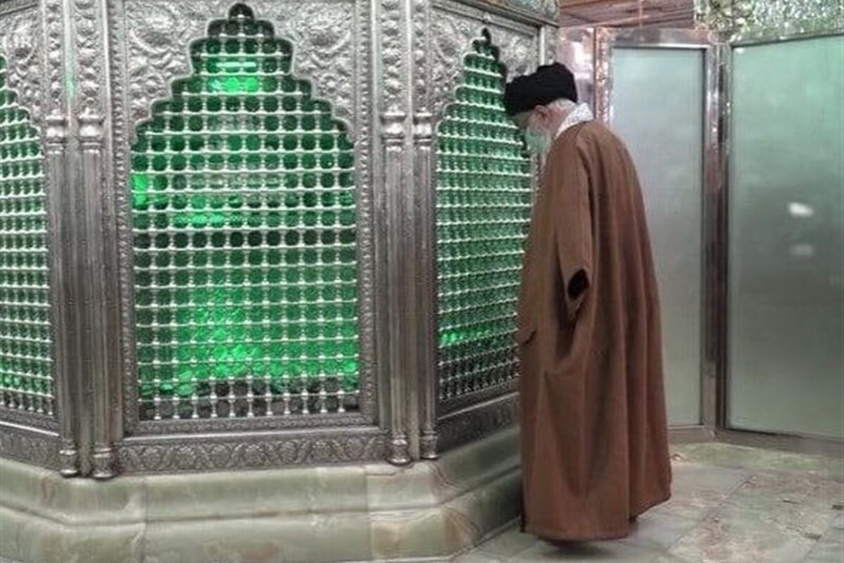 مقام معظم رهبری سحرگاه امروز با حضور در حرم حضرت عبدالعظیم حسنی (ع) این مضجع مبارک را زیارت کرده و نماز صبح را آنجا اقامه کردند.